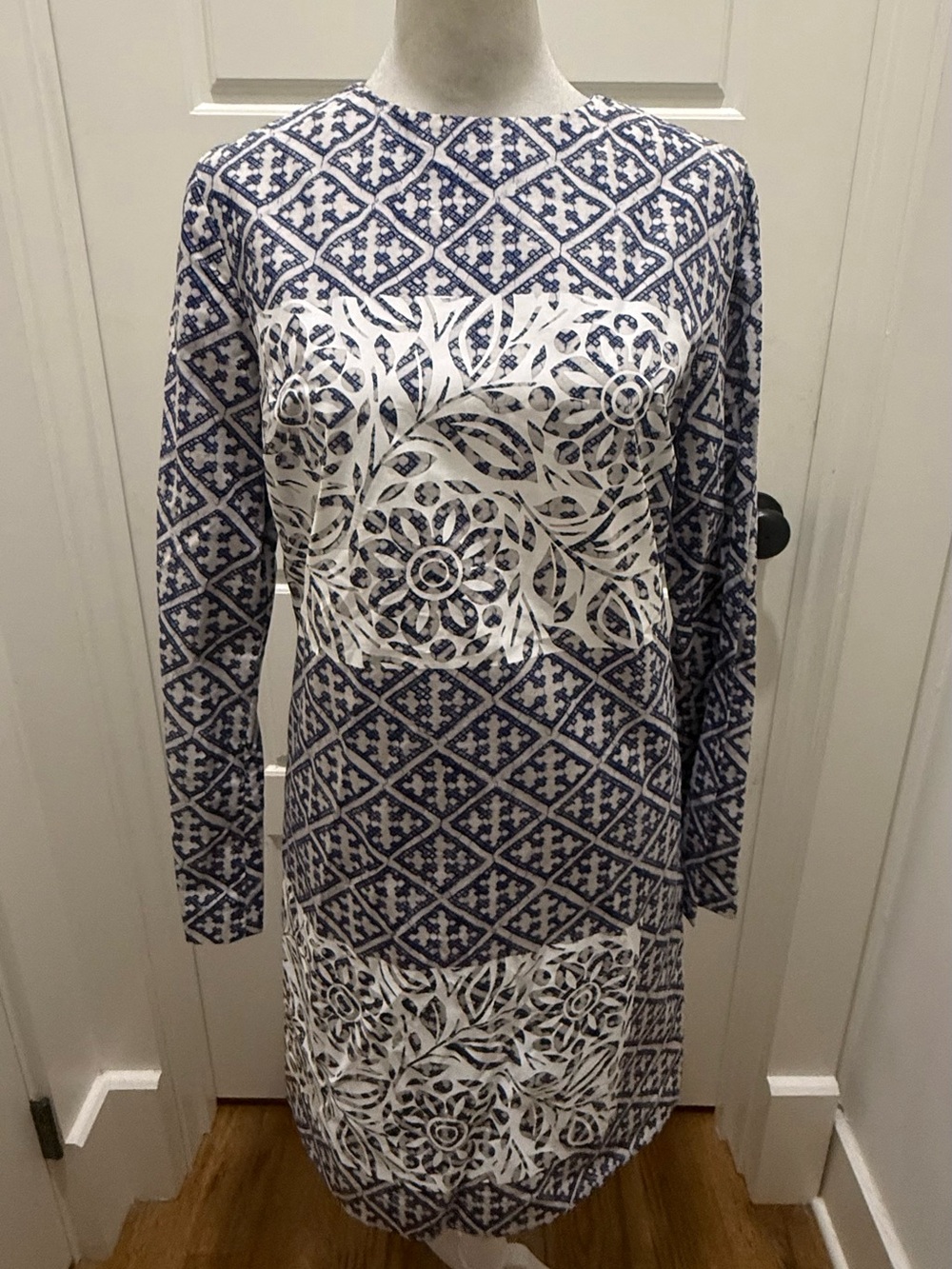 NWOT. SUNO. Long Sleeve Poplin White Appliqué Dress. Blue/White. Size Small.